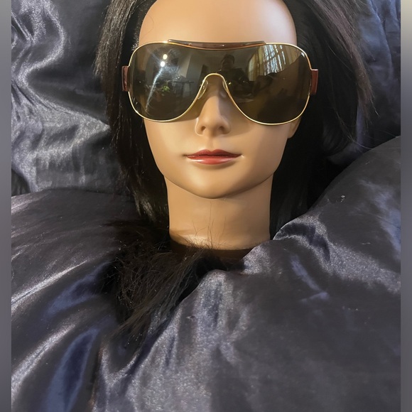 Chanel - Picture 2 of 8